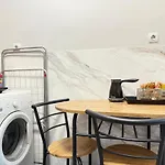 Reina With Free Parking
