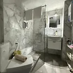 Reina With Free Parking Apartament *