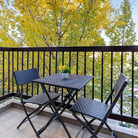 Reina With Free Parking Апартаменти *