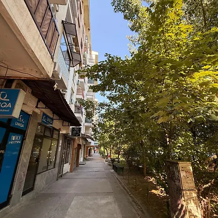 Reina With Free Parking