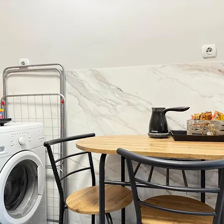 Reina With Free Parking