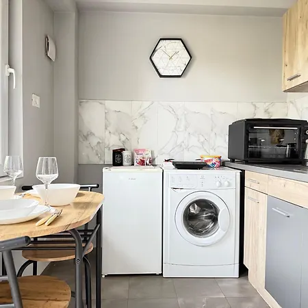 Reina With Free Parking Апартаменти