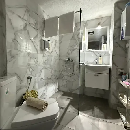 Reina With Free Parking Daire *