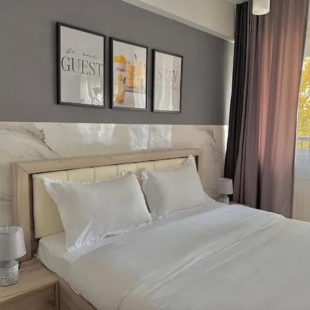 Reina With Free Parking Apartament