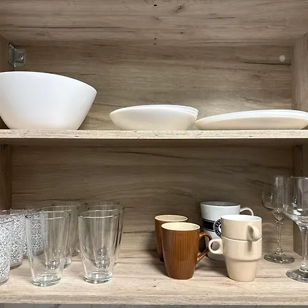 Reina With Free Parking Апартаменти