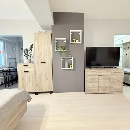 Reina With Free Parking Apartment