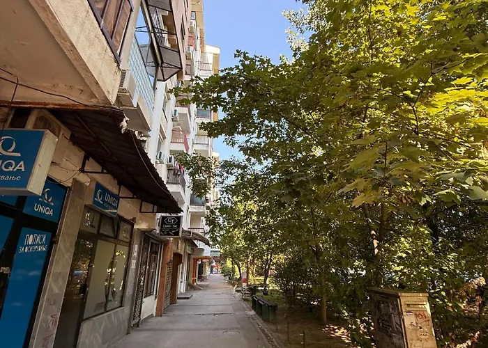 Reina With Free Parking