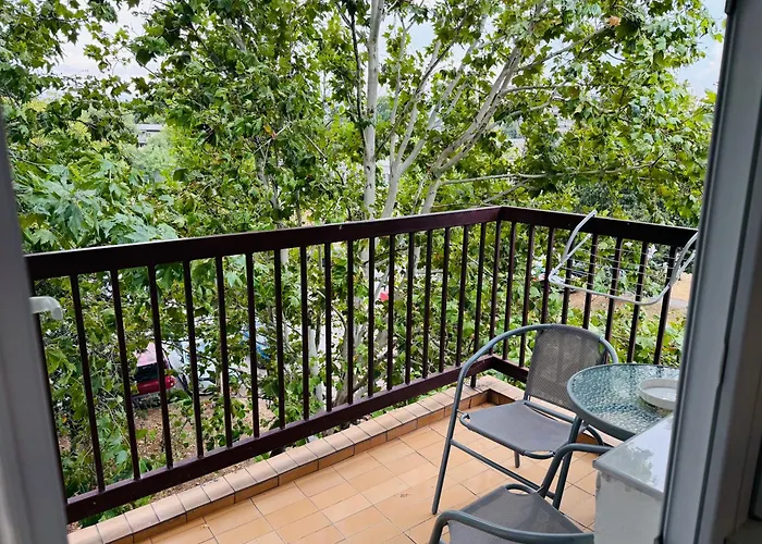 Reina With Free Parking