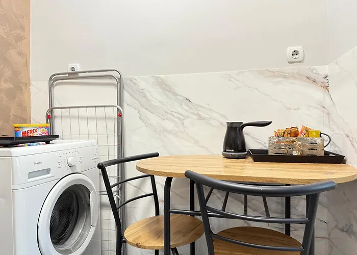 Reina With Free Parking