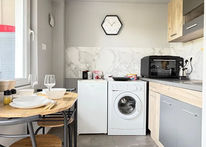 Reina With Free Parking Apartament