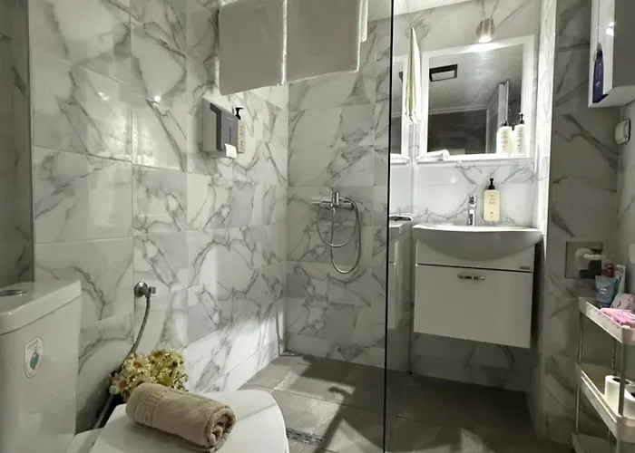 Reina With Free Parking Apartament *