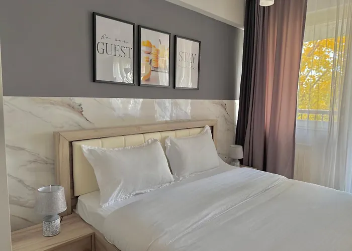 Reina With Free Parking Apartament